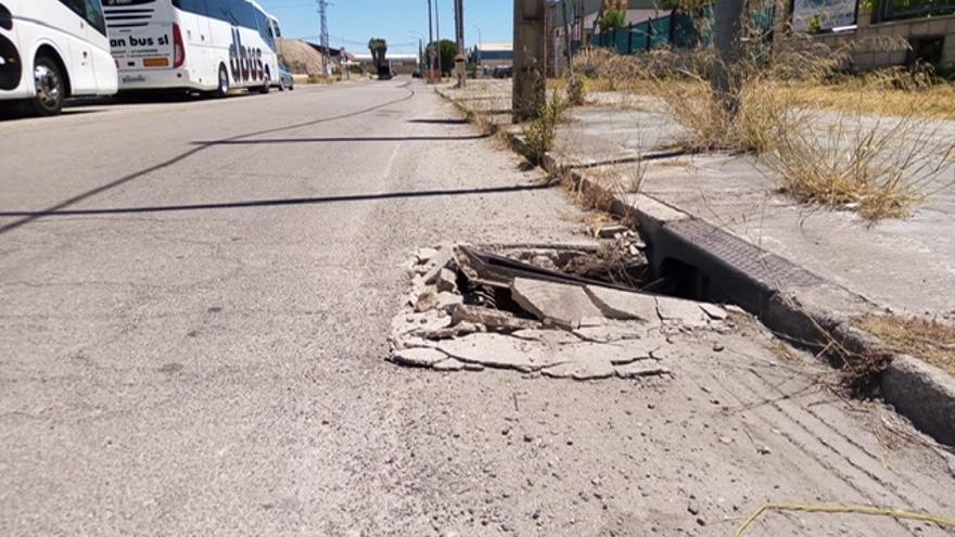 Parada de contenedores y árboles secos sin retirar durante semanas.