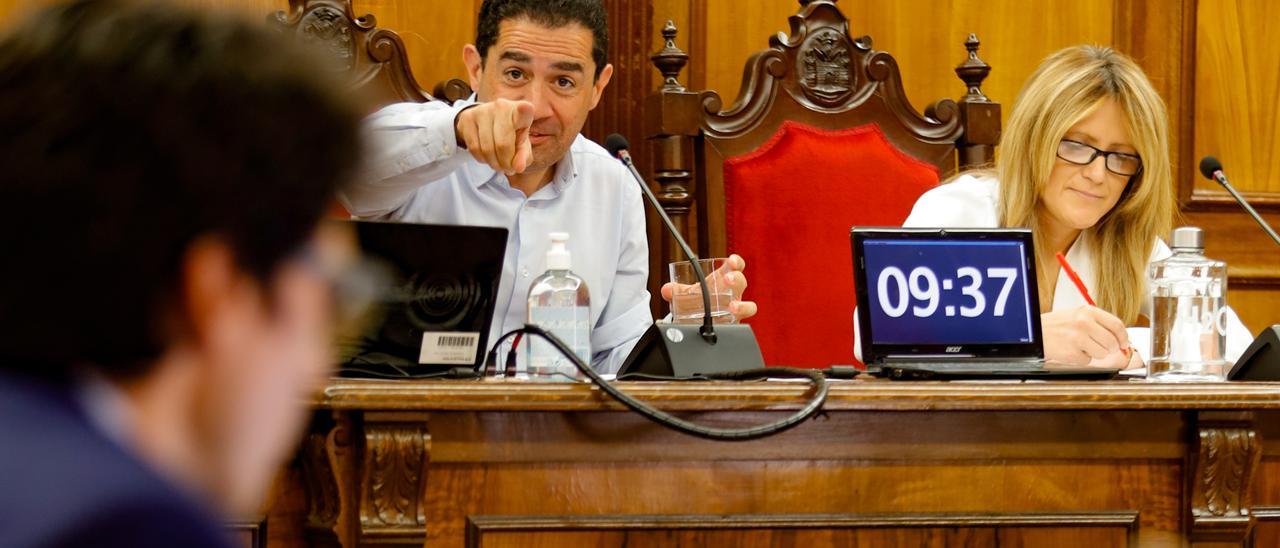 El alcalde de Alcoy, Toni Francés, dando la palabra al portavoz del PP, Quique Ruiz, en el pleno extraordinario de este martes.