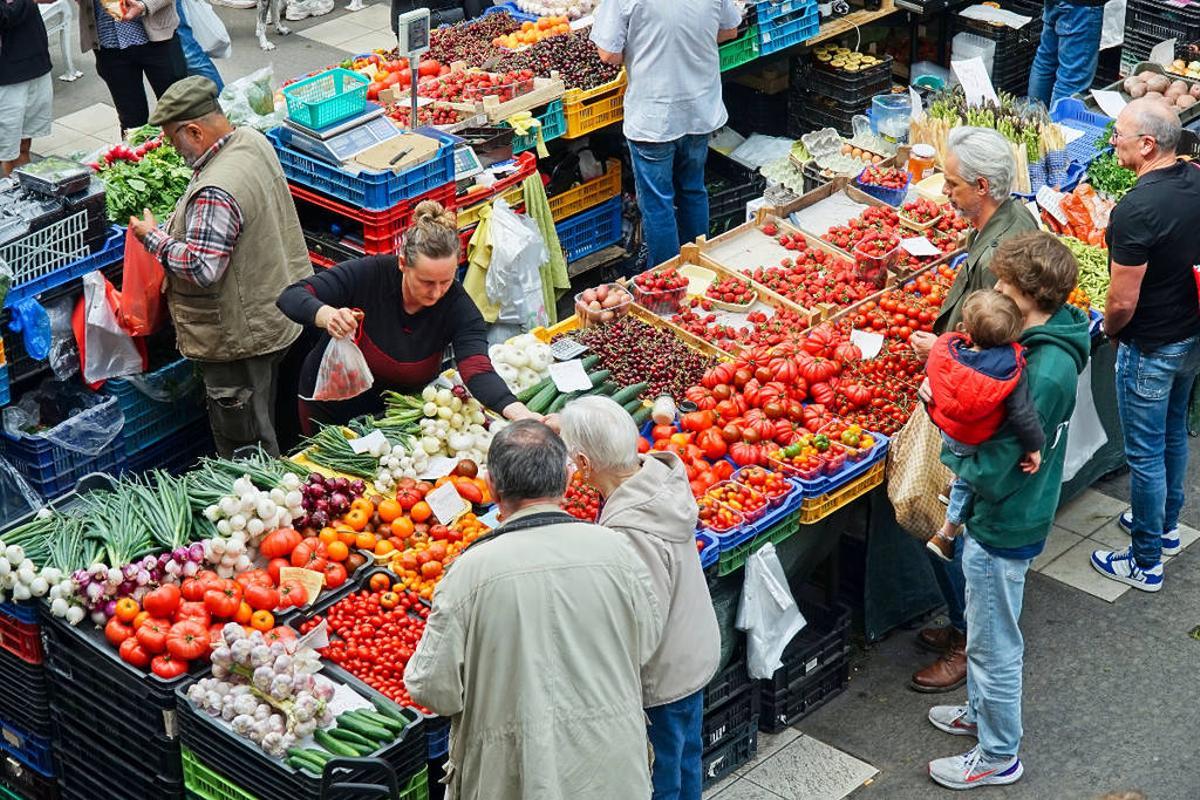 Uno de los mayores atractivos del mercado está en la variedad: se pueden encontrar aceites, carnes, hortalizas y verduras, frutas, zumos naturales, quesos, huevos, miel, dulces, conservas, pasta fresca y aperitivos