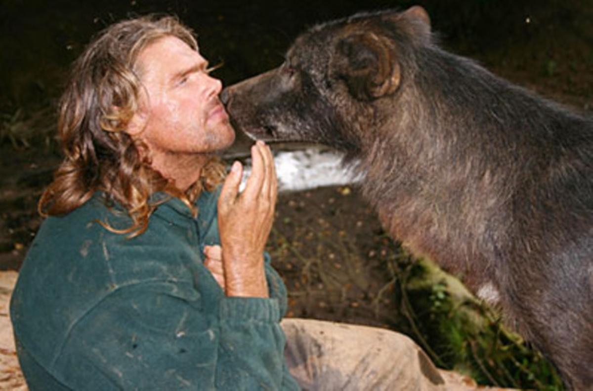 Shaun Ellis, amb un llop.