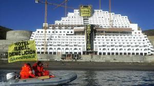 La mole del hotel ilegal de El Algarrobico, vista desde el mar durante una protesta de Greenpeace el 16 de noviembre de 2005.