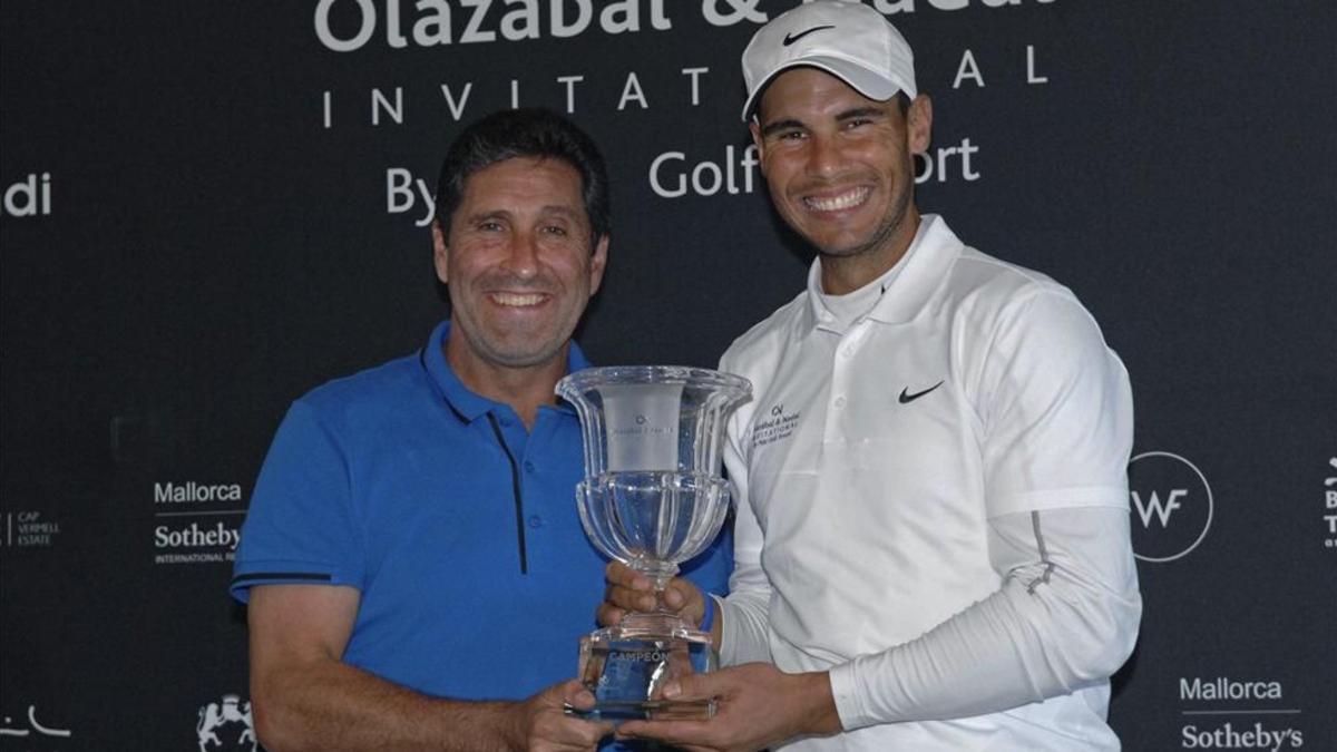 Nadal recibe el trofeo de manos de Olazábal