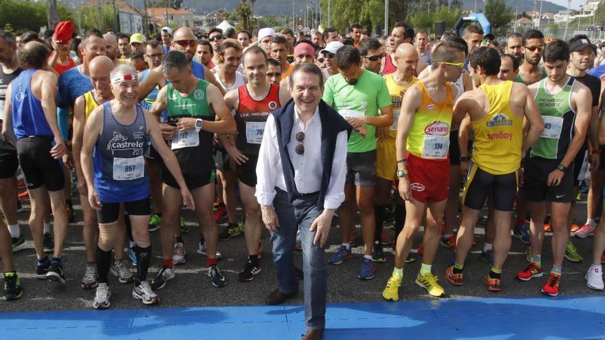 Abel Caballero, en la salida de la 10k Samil. // Alba Villar