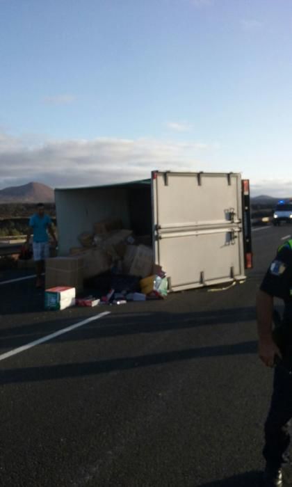 El vuelco de un camión en Playa Blanca deja dos heridos leves