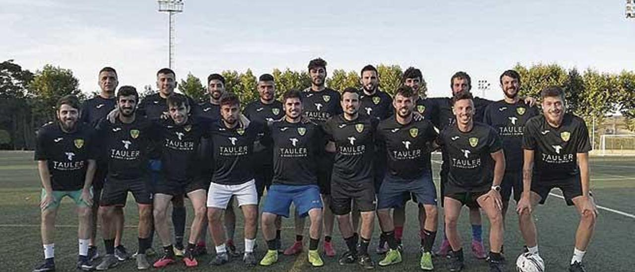 Conjunto del Athlètic Huialfàs que hoy disputa la final de Tercera.