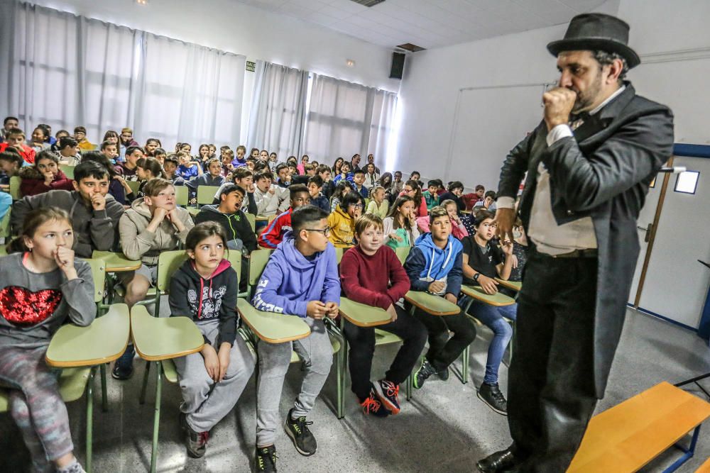 Los estudiantes del Colegio Nuestra Señora del Rosario de Torrevieja conocen la lírica de la mano de Pablo López en un programa que recorre todos los colegios públicos de la ciudad de la mano del Patr