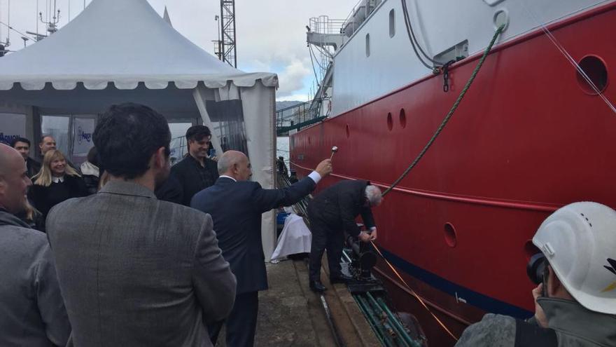 Laudelino Alperi, al bendecir el barco