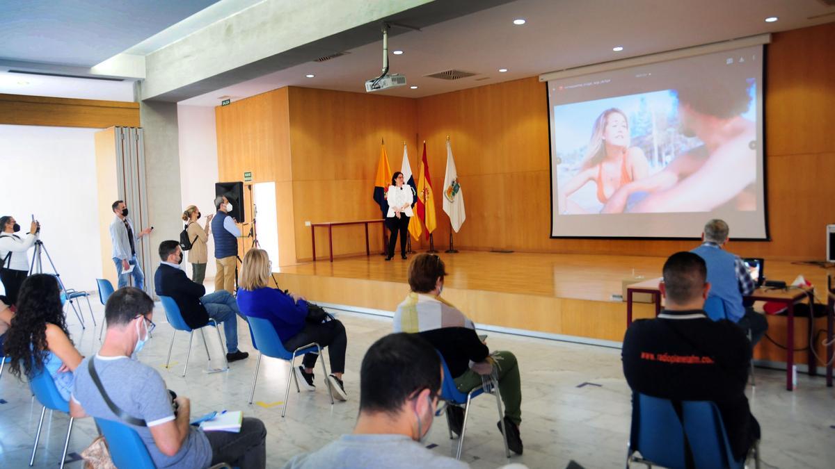La edil Inés Rodríguez presenta la promoción de Maspalomas.