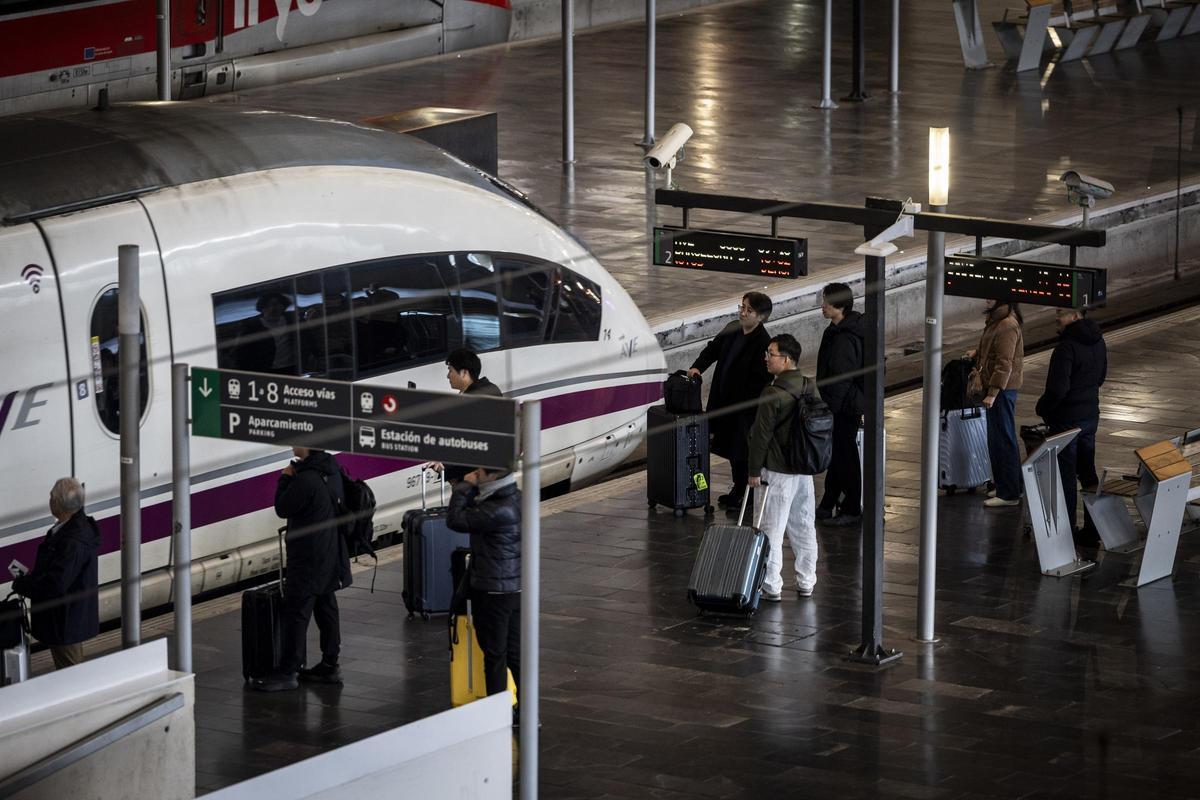 Varias personas esperan para subirse al tren en la estación Delicias de Zaragoza.