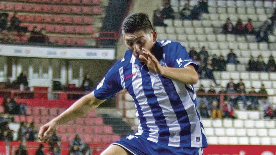 Espinoza salta por encima de un futbolista del Nàstic en un partido de Copa con el Alavés.