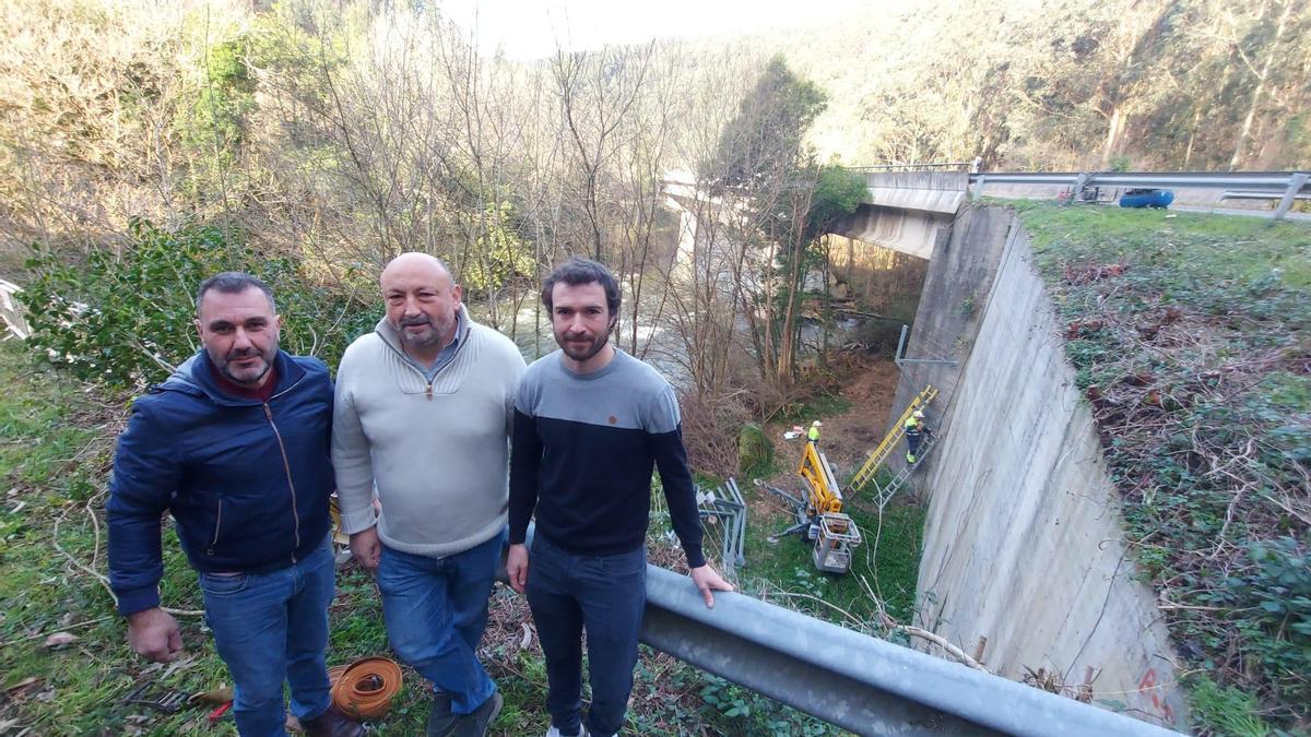 El encargado de Otelec, Joaquín Dorado; el concejal Juan Carlos Parapar y el redactor del proyecto, Antonio Varela.