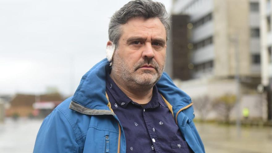 El vigilante de seguridad agredido el sábado en Oza, Luis Zapata, en Tabacos. | Casteleiro