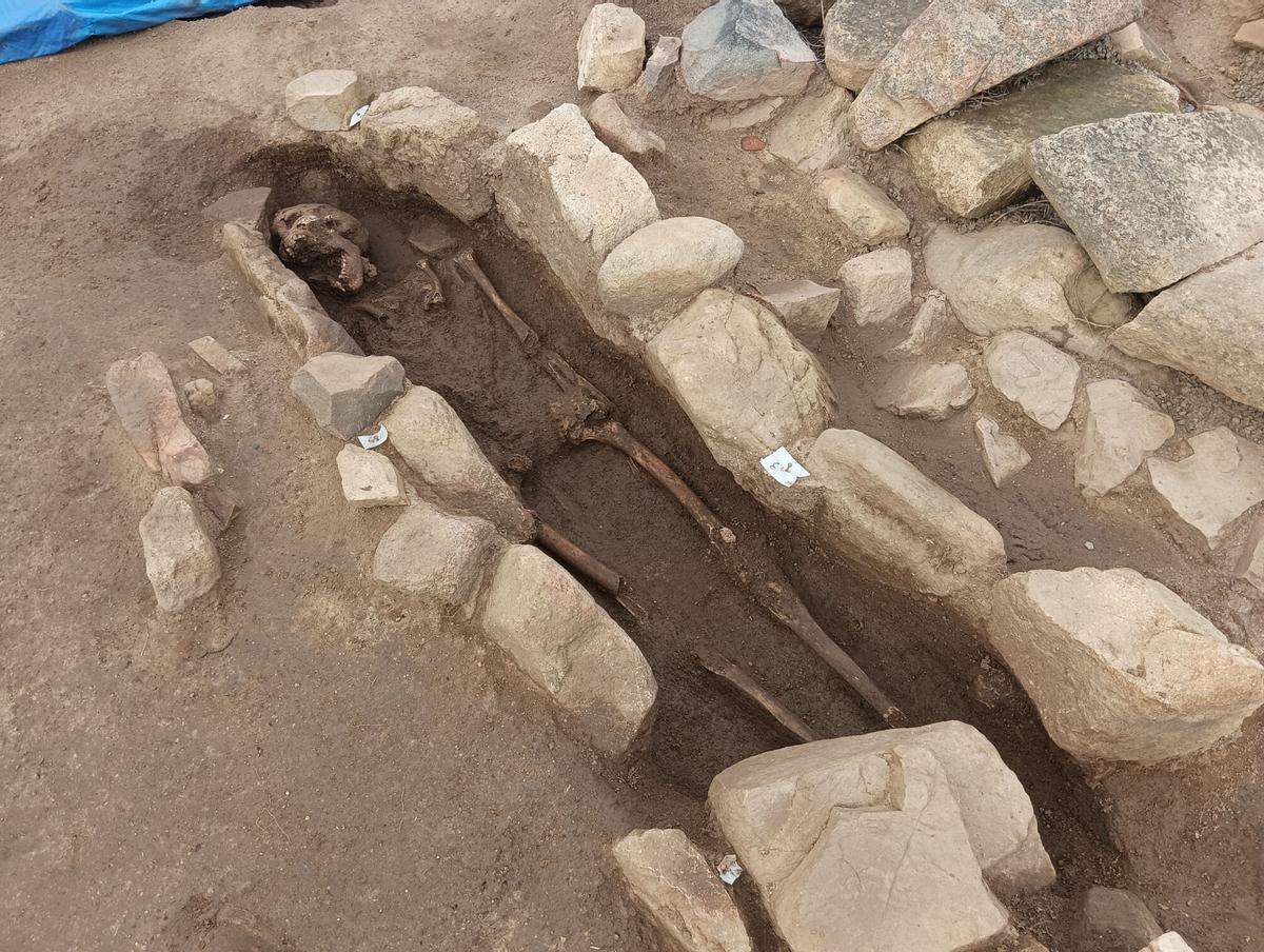 Una tomba de l'època medieval que els arqueòlegs han trobat a Santa Cristina d'Aro