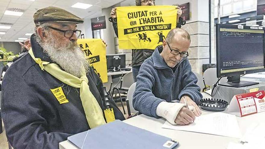 La solicitud fue presentada ayer en el registro del Ayuntamiento en la plaza de Santa Eulàlia.