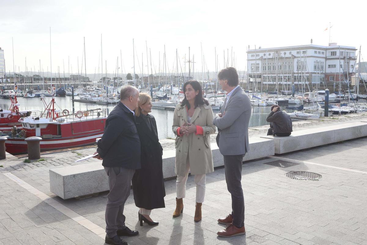Recorrido por la Marina de Paula Prado, Miguel Lorenzo y la presidenta de la FEMP