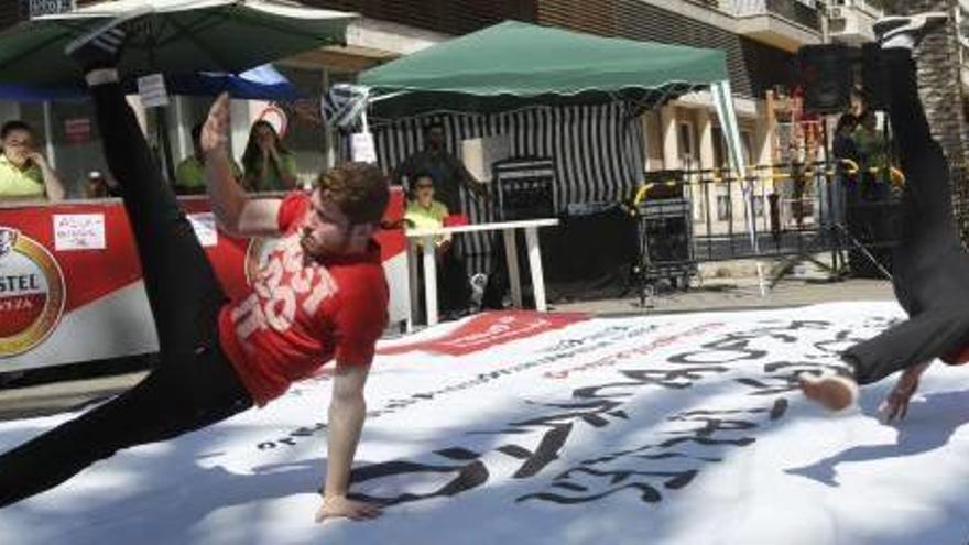 Bailes urbanos y concurso de grafitis en la hoguera Parque-Plaza Galicia