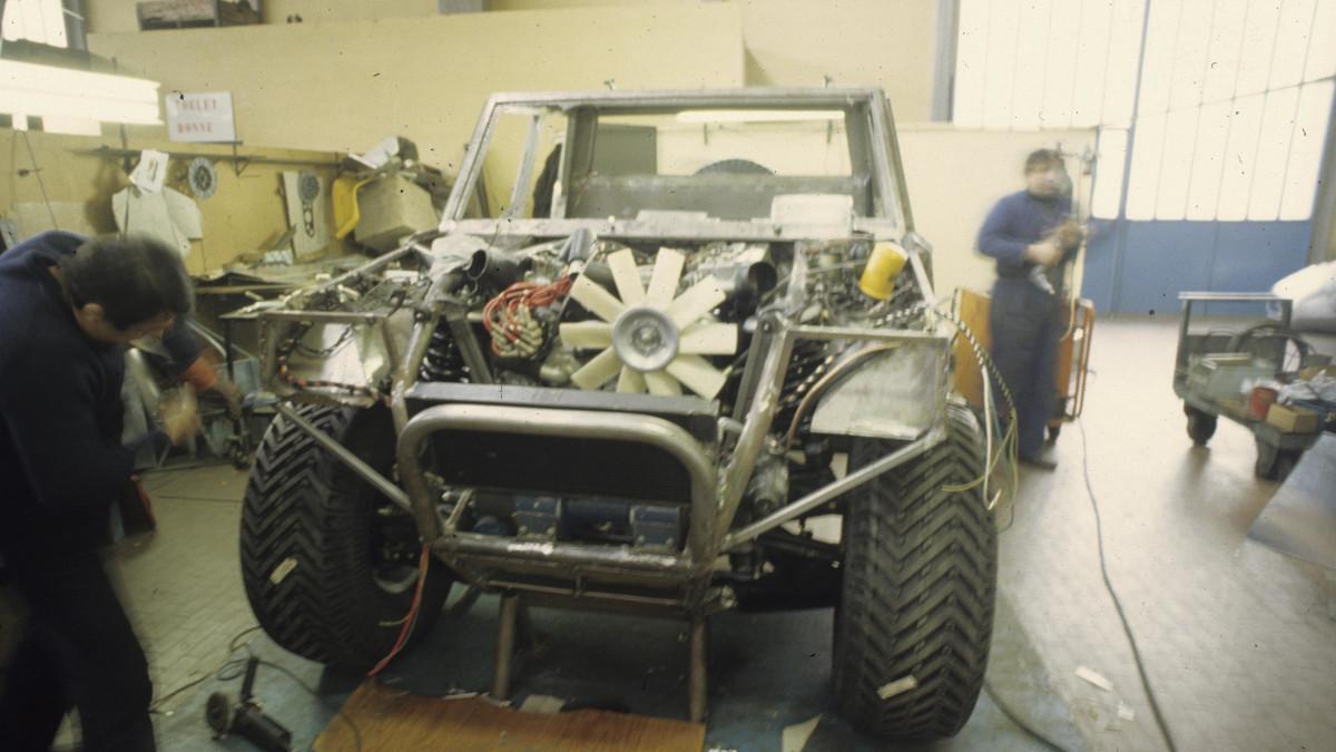 El desarrollo del modelo exigió replantear la arquitectura original hasta colocar el motor delante, buscando más control y equilibrio.