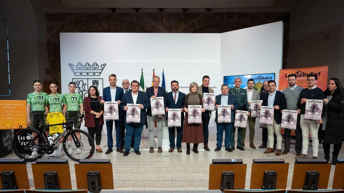 Autoridades y deportistas en la presentación de la Vuelta Ciclista a Extremadura Femenina.