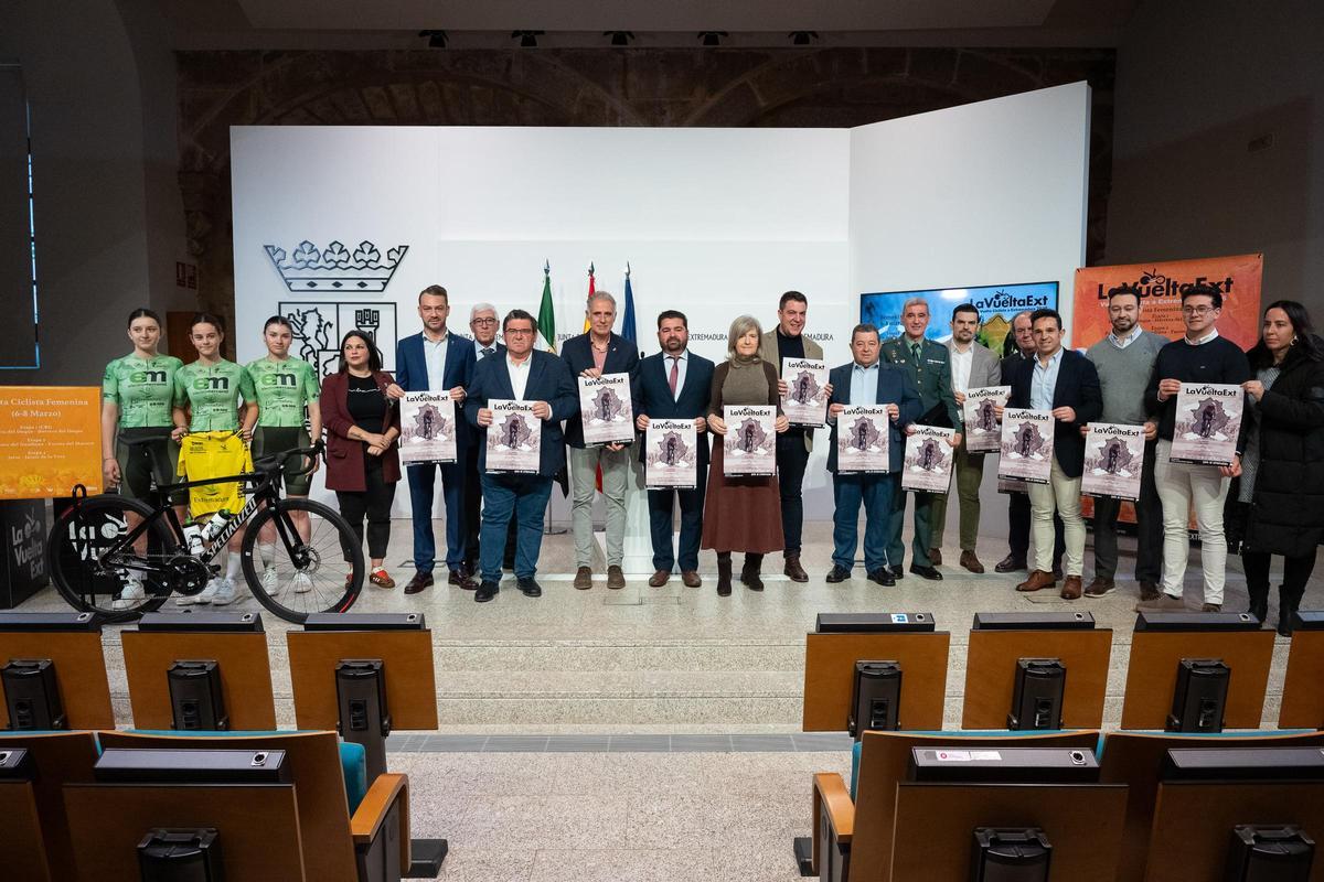 Autoridades y deportistas en la presentación de la Vuelta Ciclista a Extremadura Femenina.