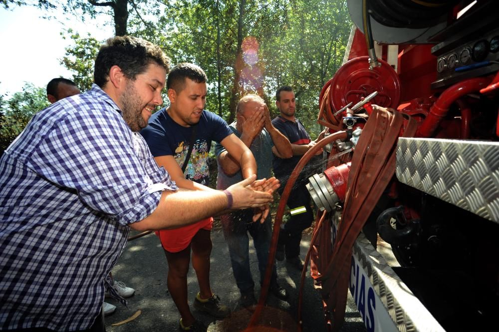 Vilagarcía lucha contra el fuego