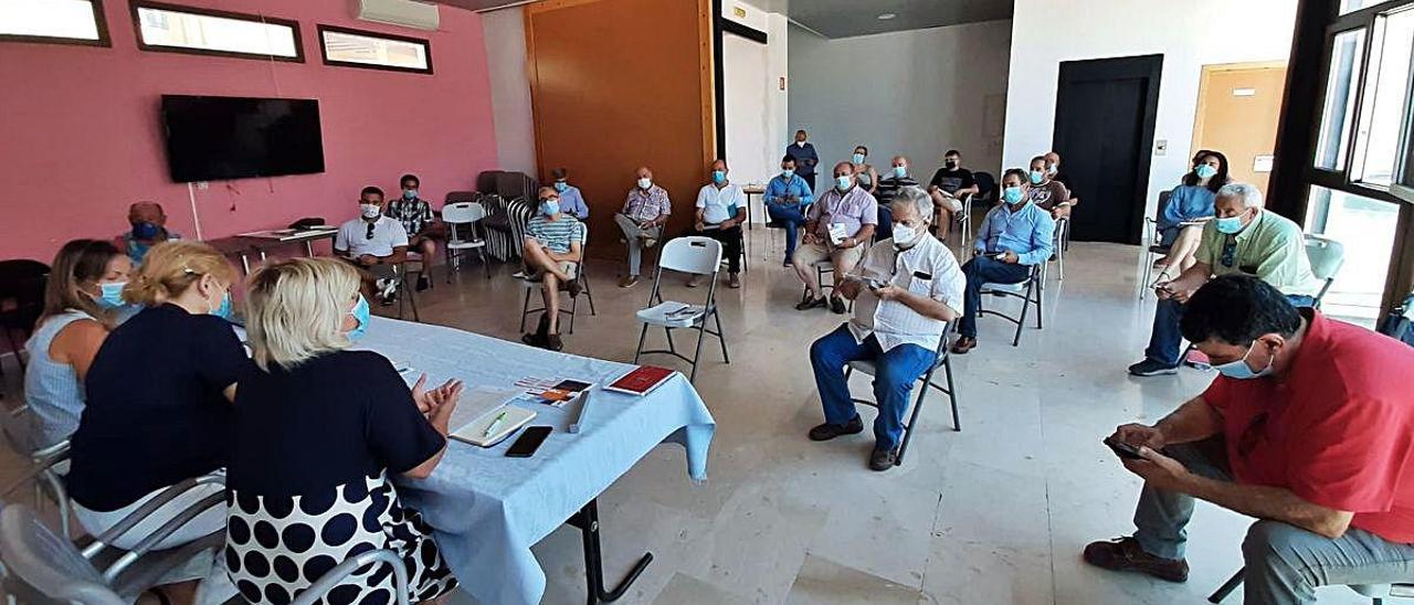 Jeanette Segarra y Antonia Moreno presentando la iniciativa a los alcaldes de l&#039;Alcoià y El Comtat.