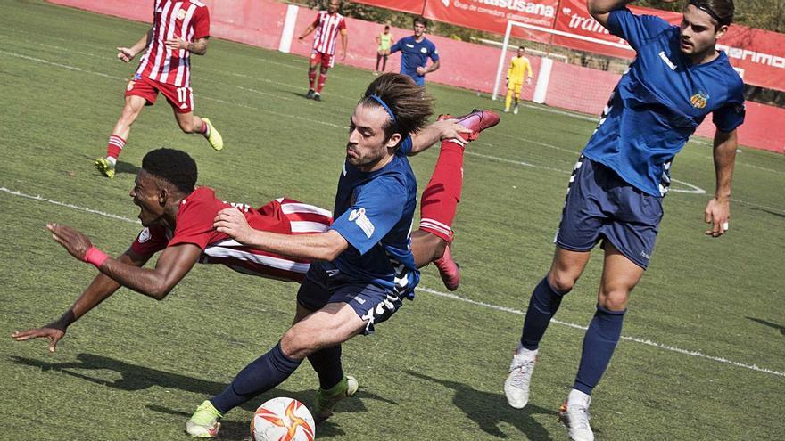 Noah Baffoe cau a l’àrea de penal vilafranquina després de rebre l’escomesa d’Antonio Bioque | OSCAR BAYONA