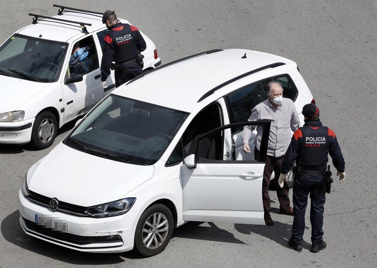 GRAFCAT4196. BARCELONA, 03/04/2020.- Un millar de mossos d’esquadra trabajan para evitar desplazamientos innecesarios con motivo del fin de semana y el inicio de la Semana Santa, en los cerca de 200 controles (en la imagen uno de ellos en la Plaça Cerdà de Barcelona) que se han montado en las carreteras catalanas. EFE/Andreu Dalmau GRAFCAT4196. BARCELONA, 03/04/2020.- Un millar de mossos d’esquadra trabajan para evitar desplazamientos innecesarios con motivo del fin de semana y el inicio de la Semana Santa, en los cerca de 200 controles (en la imagen uno de ellos en la Plaça Cerdà de Barcelona) que se han montado en las carreteras catalanas. EFE/Andreu Dalmau