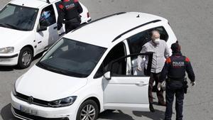GRAFCAT4196. BARCELONA, 03/04/2020.- Un millar de mossos d’esquadra trabajan para evitar desplazamientos innecesarios con motivo del fin de semana y el inicio de la Semana Santa, en los cerca de 200 controles (en la imagen uno de ellos en la Plaça Cerdà de Barcelona) que se han montado en las carreteras catalanas. EFE/Andreu Dalmau