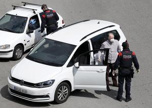 GRAFCAT4196. BARCELONA, 03/04/2020.- Un millar de mossos d’esquadra trabajan para evitar desplazamientos innecesarios con motivo del fin de semana y el inicio de la Semana Santa, en los cerca de 200 controles (en la imagen uno de ellos en la Plaça Cerdà de Barcelona) que se han montado en las carreteras catalanas. EFE/Andreu Dalmau