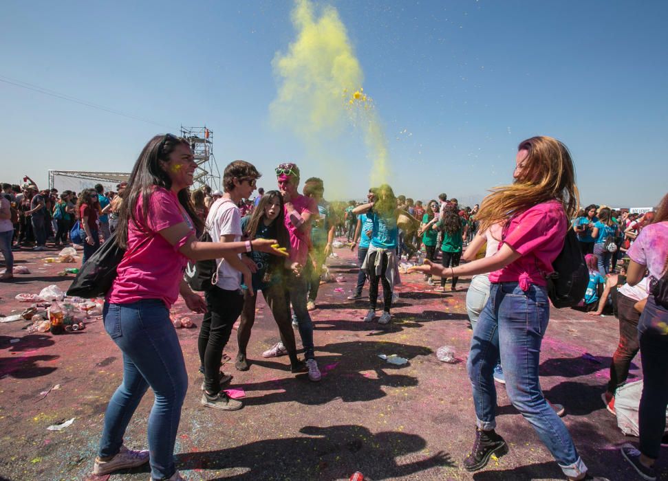 Miles de jóvenes disfrutan en las Paellas de Alicante