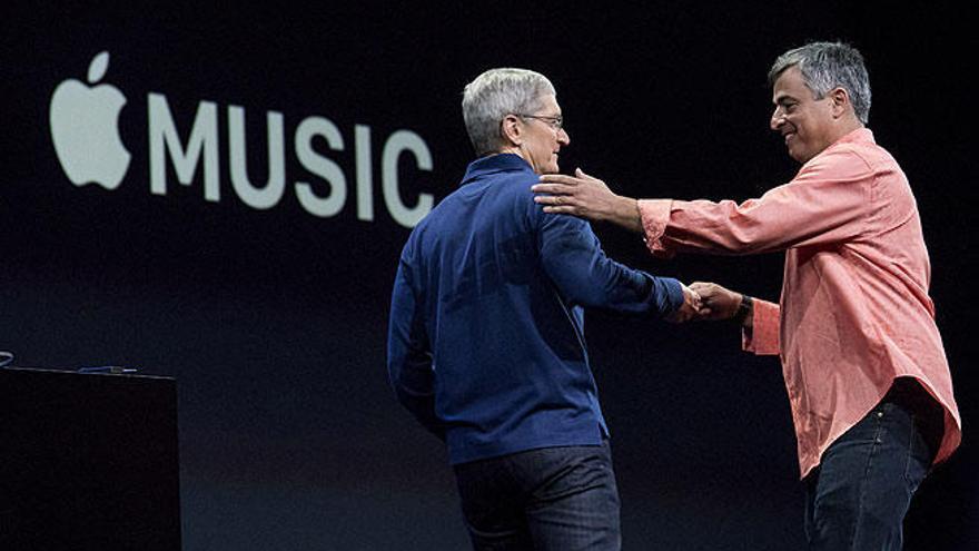 Tim Cook, junto a otro cargo de Apple.