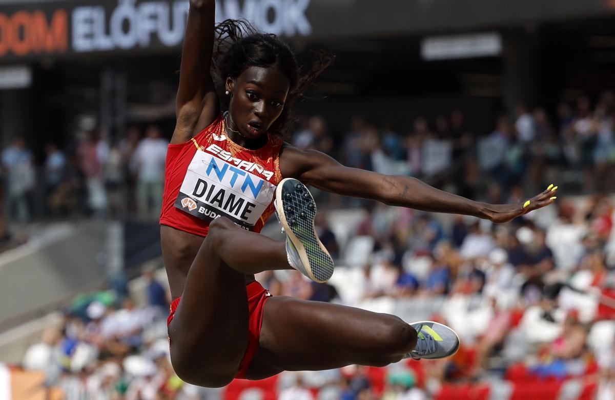 Fátima Diame en uno de sus saltos en Budapest