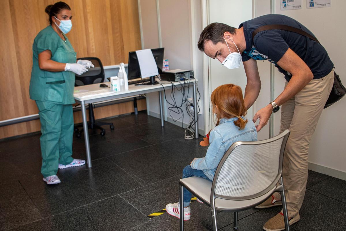 Una niña es atendida en una unidad 'Kid Covid' en Palma de Mallorca.