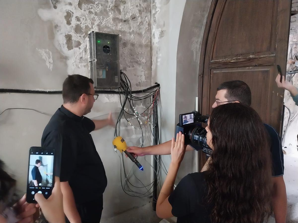 Uno de los cuadros eléctricos en pésimo estado que necesita ser sustituido.