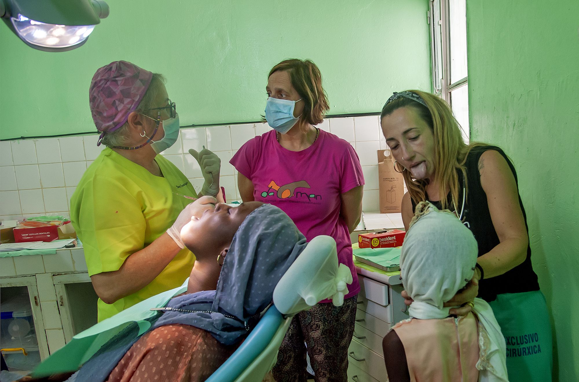 Teresa Alfaya, Amparo Alonso y Lara Santiago, en la consulta de odontología