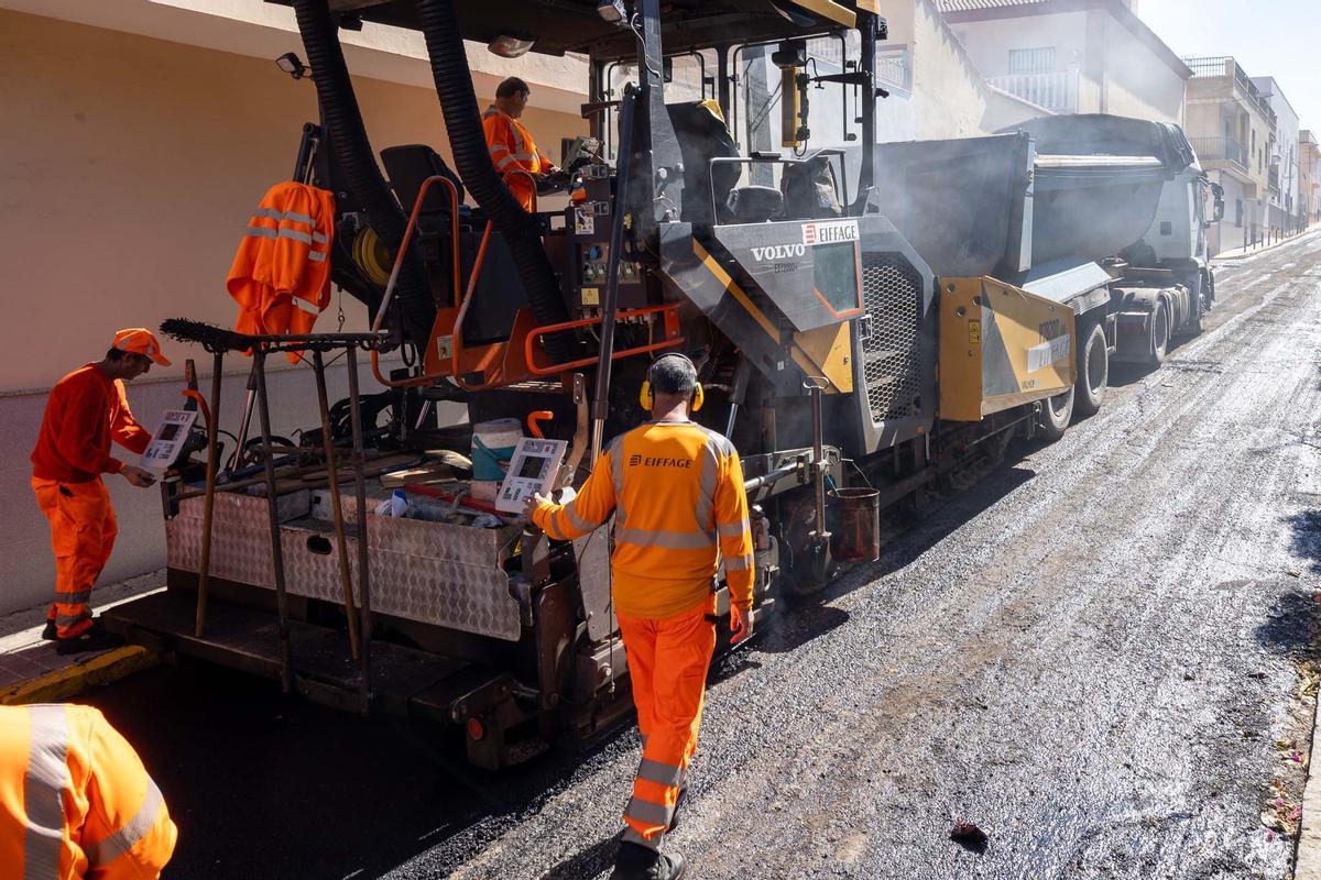 Obras de asfaltado de una calle.