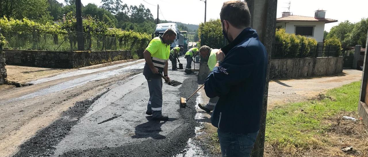 Iván Caamaño, supervisado una de las mejoras viarias introducidas en Catoira.