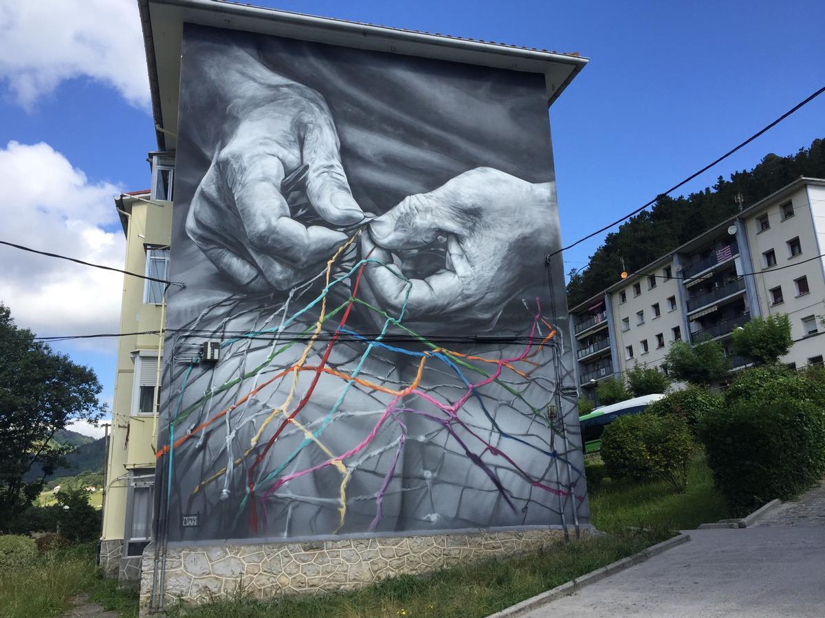 Grafiti 'The hands of many', de Murales Lian, en Ondarroa (Bizkaia)