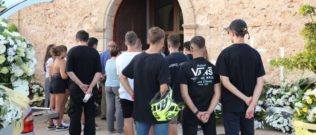 Numerosos jóvenes amigos de Iván asistieron al funeral.