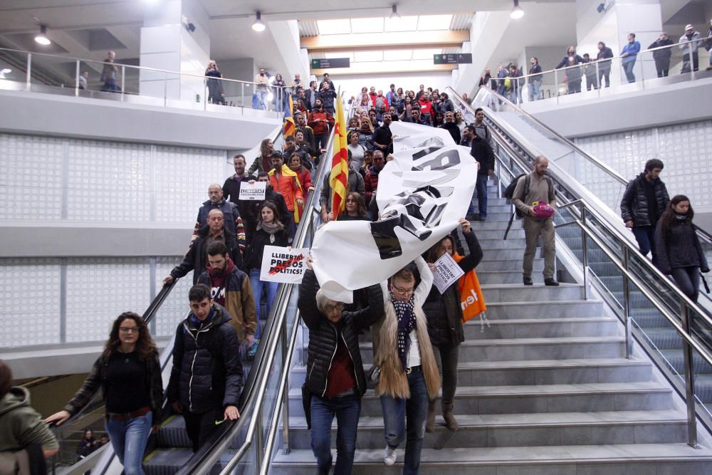 Manifestants tallen les vies del TAV a l'estació de Girona