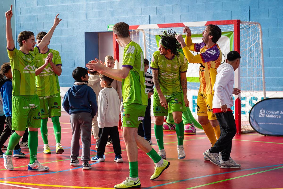 Los jugadores del Palma bromean con los niños.