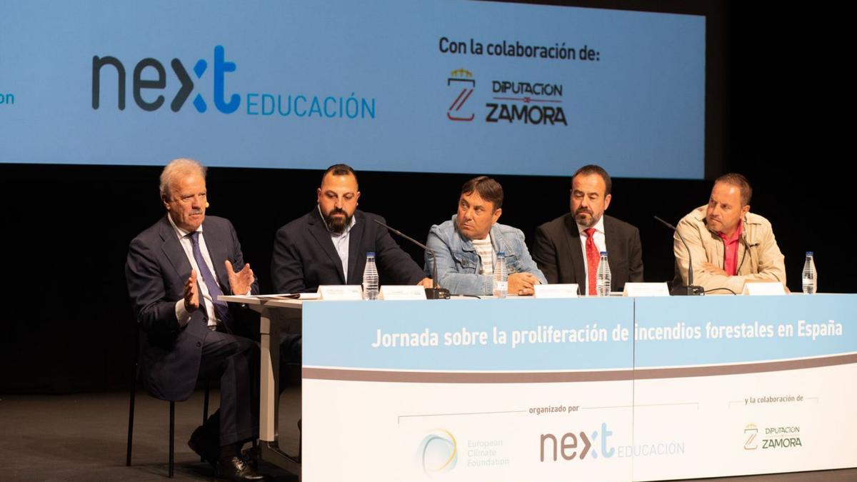 Mesa de debate con los representantes de los municipios afectados. | Emilio Fraile