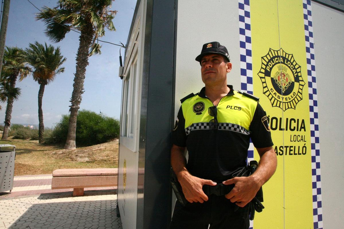 El agente Albalate, en la caseta que la Policía Local tiene en la playa del Pinar.