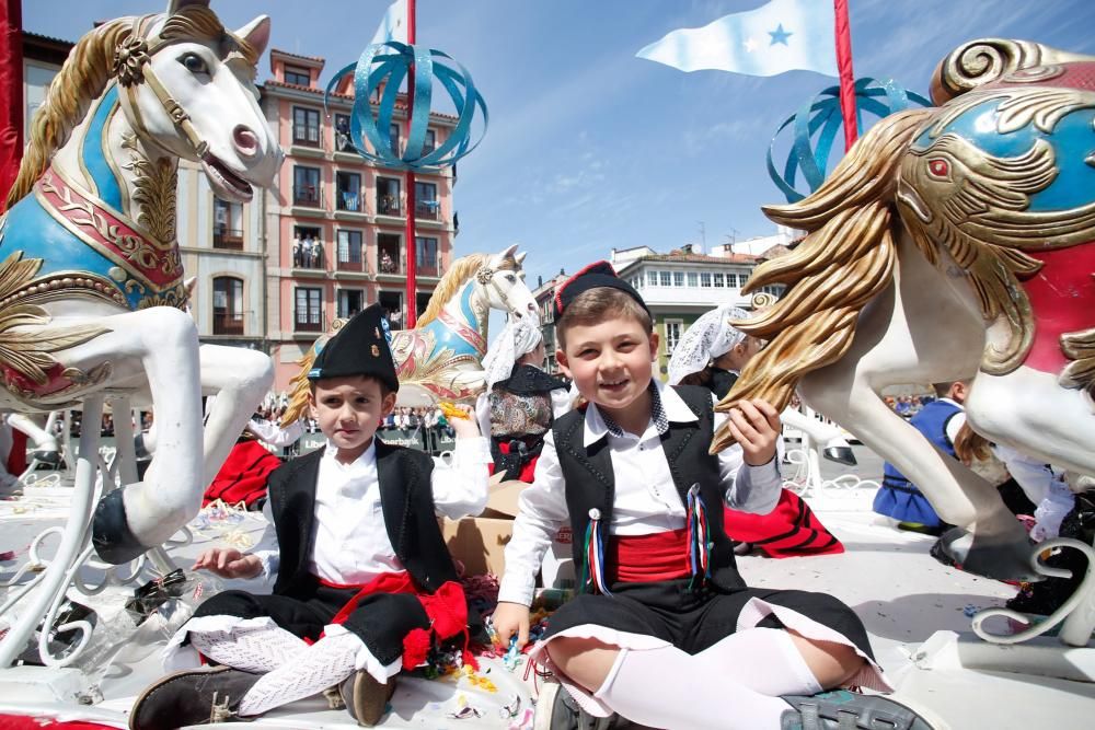 Pregón y desfile de carrozas en las fiestas del Bollo en Avilés