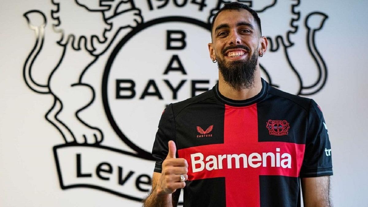 Borja Iglesias con nueva camiseta del Bayer Leverkusen