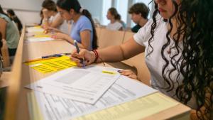 Alumnos y alumnas, realizando uno de los exámanes de la PAU, el pasado junio en Barcelona.