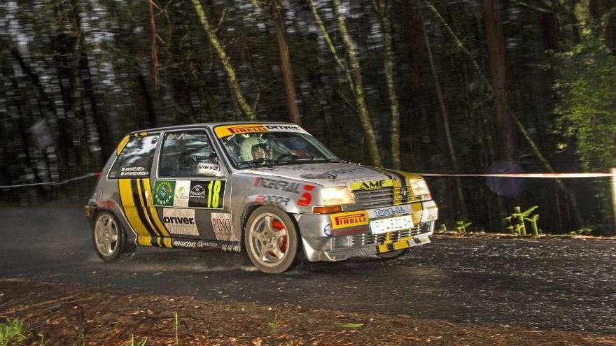 El Renault 5 GT Turbo de Carracedo se está mostrando muy fiable en el campeonato. // Santiago Ruibal