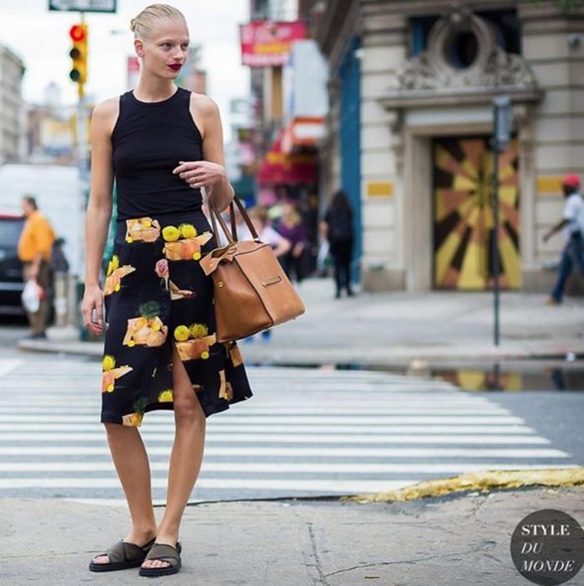 La falda midi con aberturas que es tendencia en verano