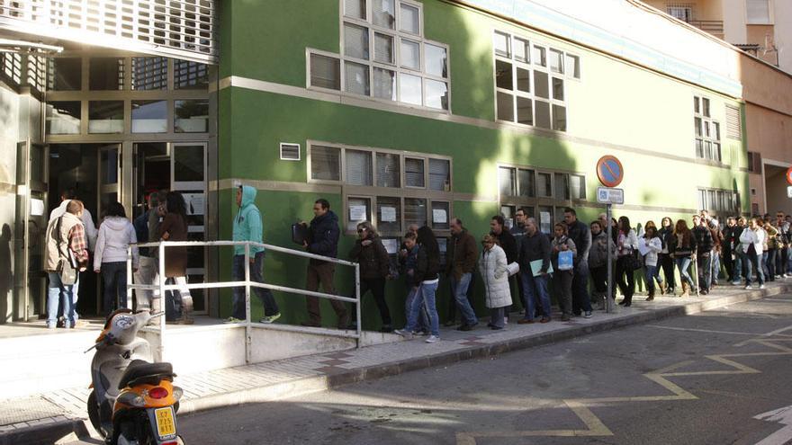 Decenas de personas, ante una oficina de empleo en Málaga capital.