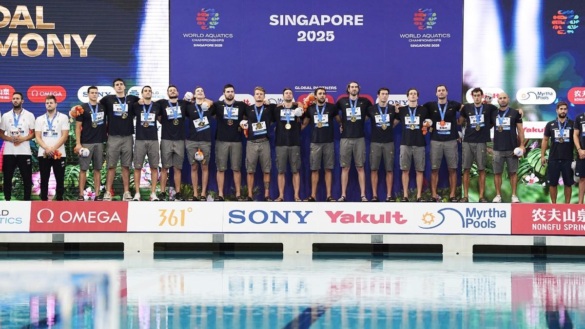 El equipo español, en el podio del mundial